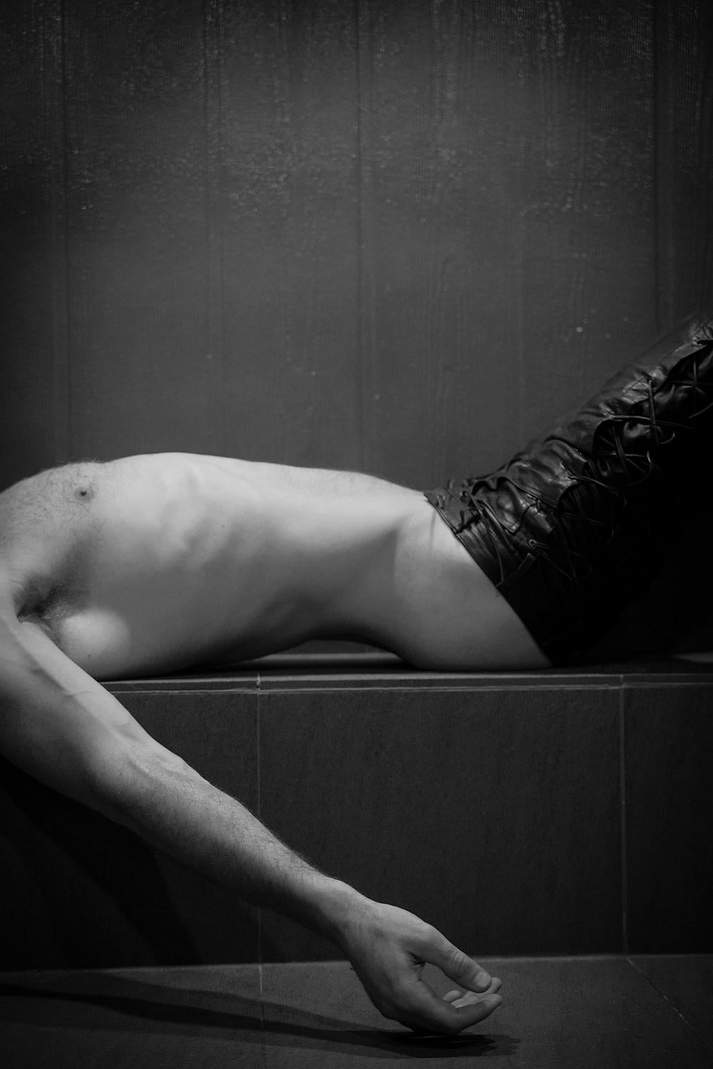 Ricky Cohete Black and White Photograph – Leder-Mann. Schwarz-Weiß-Fotografie in limitierter Auflage