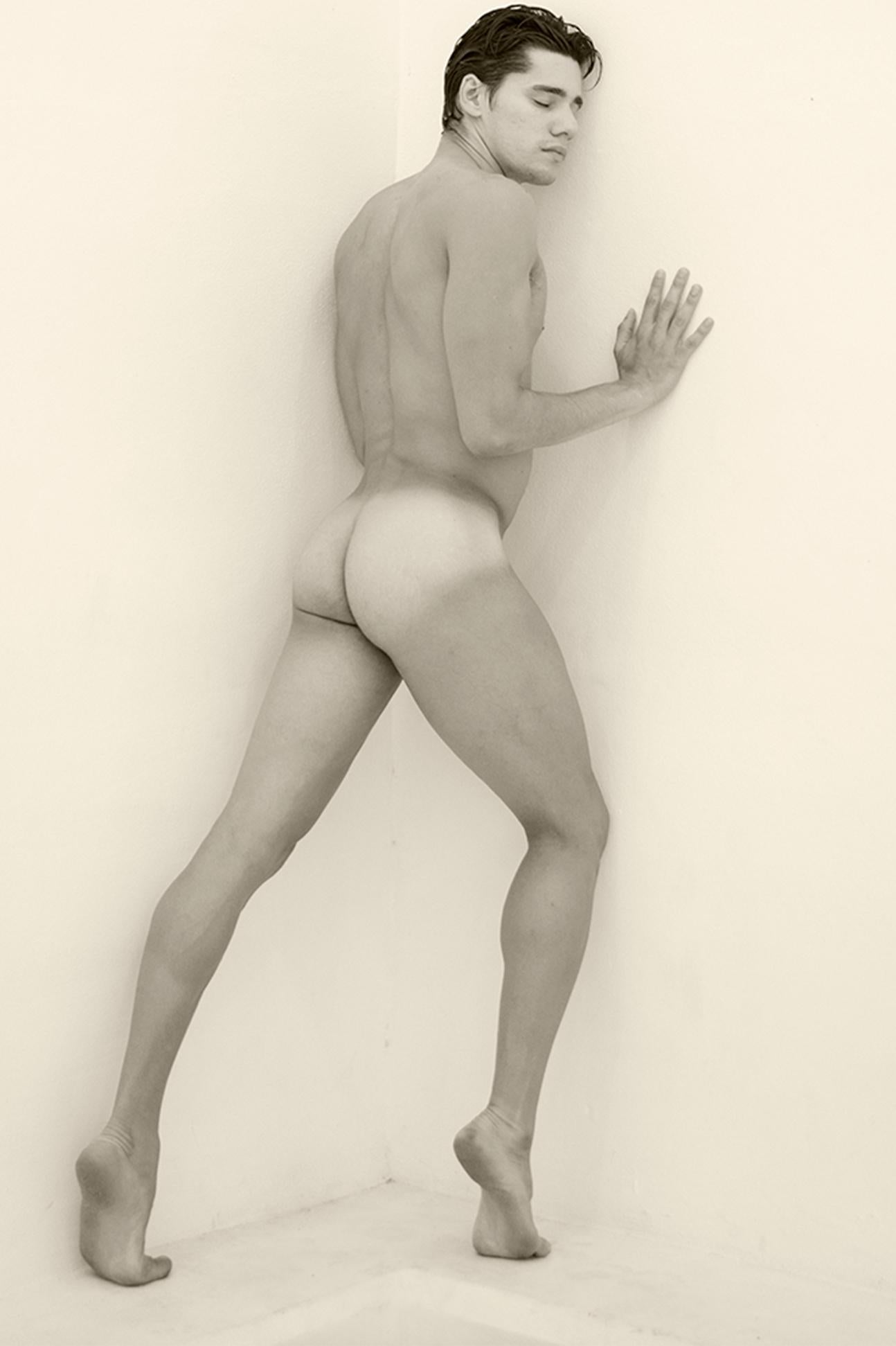 Ein Mann an der Wand, ein. Motion Series. männlicher Aktfotografie Sepia (Beige), Nude Photograph, von Ricky Cohete