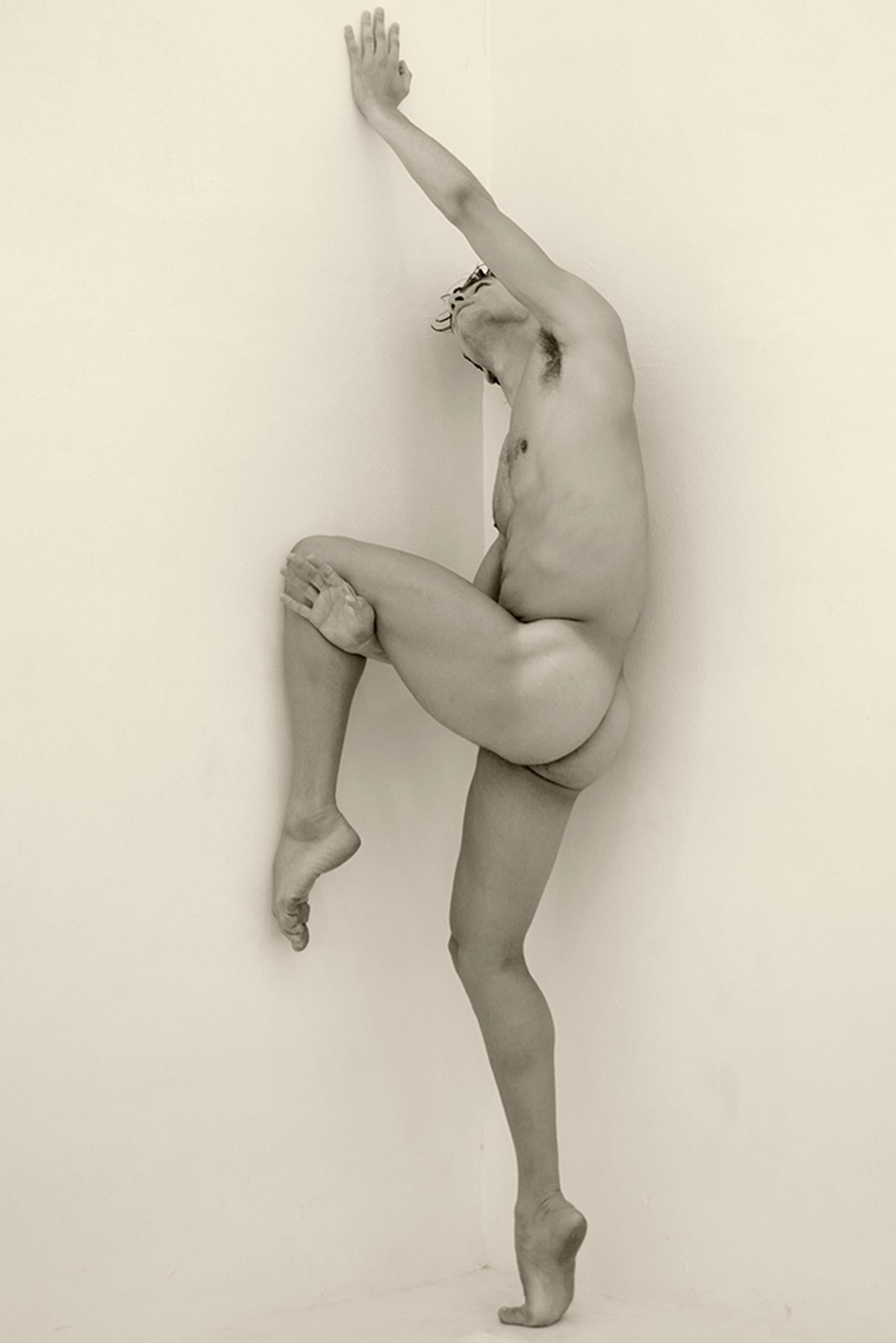 Mann an der Wand, zweier-Set. Motion Series. männlicher Aktfotografie Sepia (Beige), Black and White Photograph, von Ricky Cohete
