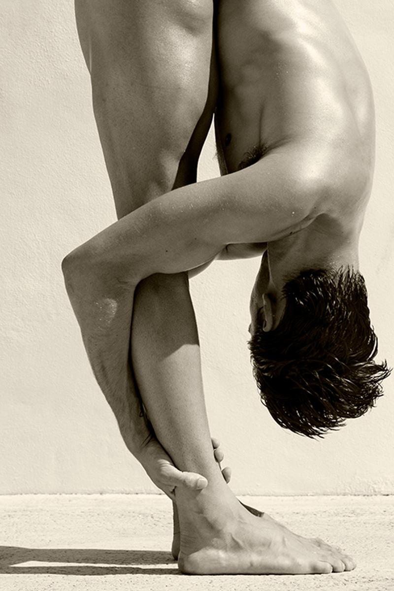 Man Curve, 3. Motion Series. Männliche Sepia-Fotografie Klein – Photograph von Ricky Cohete