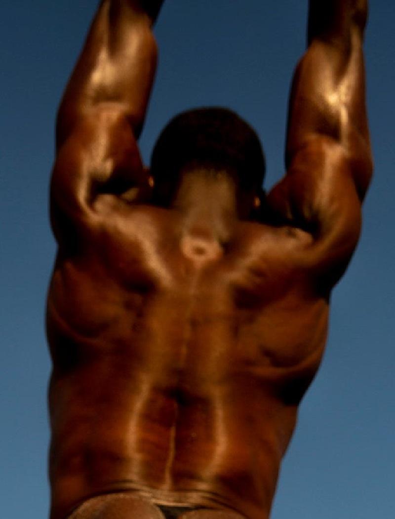 Mann in der Luft. Nackt. Farbfotografie in limitierter Auflage – Photograph von Ricky Cohete