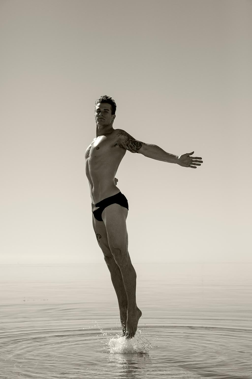 Ricky Cohete Nude Photograph – Ein Mann springt aus dem Wasser, 1. Figurative Sepia-Fotografie in limitierter Auflage