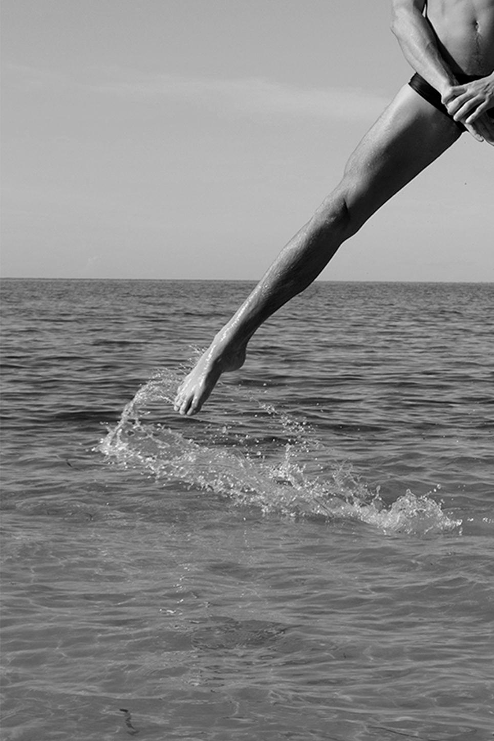 Mann springt aus dem Wasser, Zwei. Figurative Fotografie in limitierter Auflage von B & W (Zeitgenössisch), Photograph, von Ricky Cohete