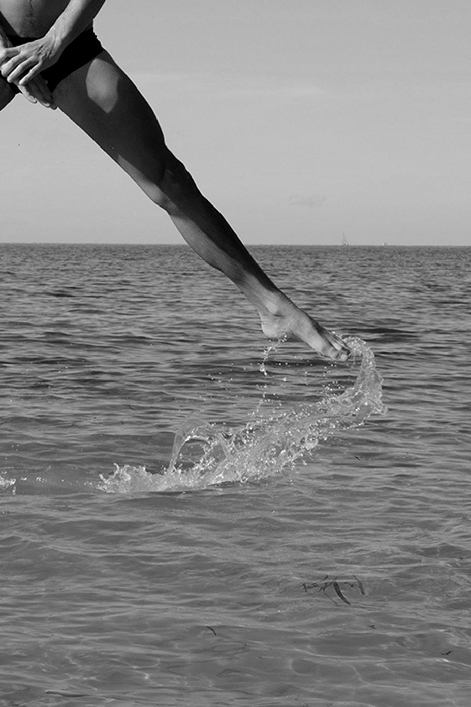Mann springt aus dem Wasser, Zwei. Figurative Fotografie in limitierter Auflage von B & W (Grau), Nude Photograph, von Ricky Cohete