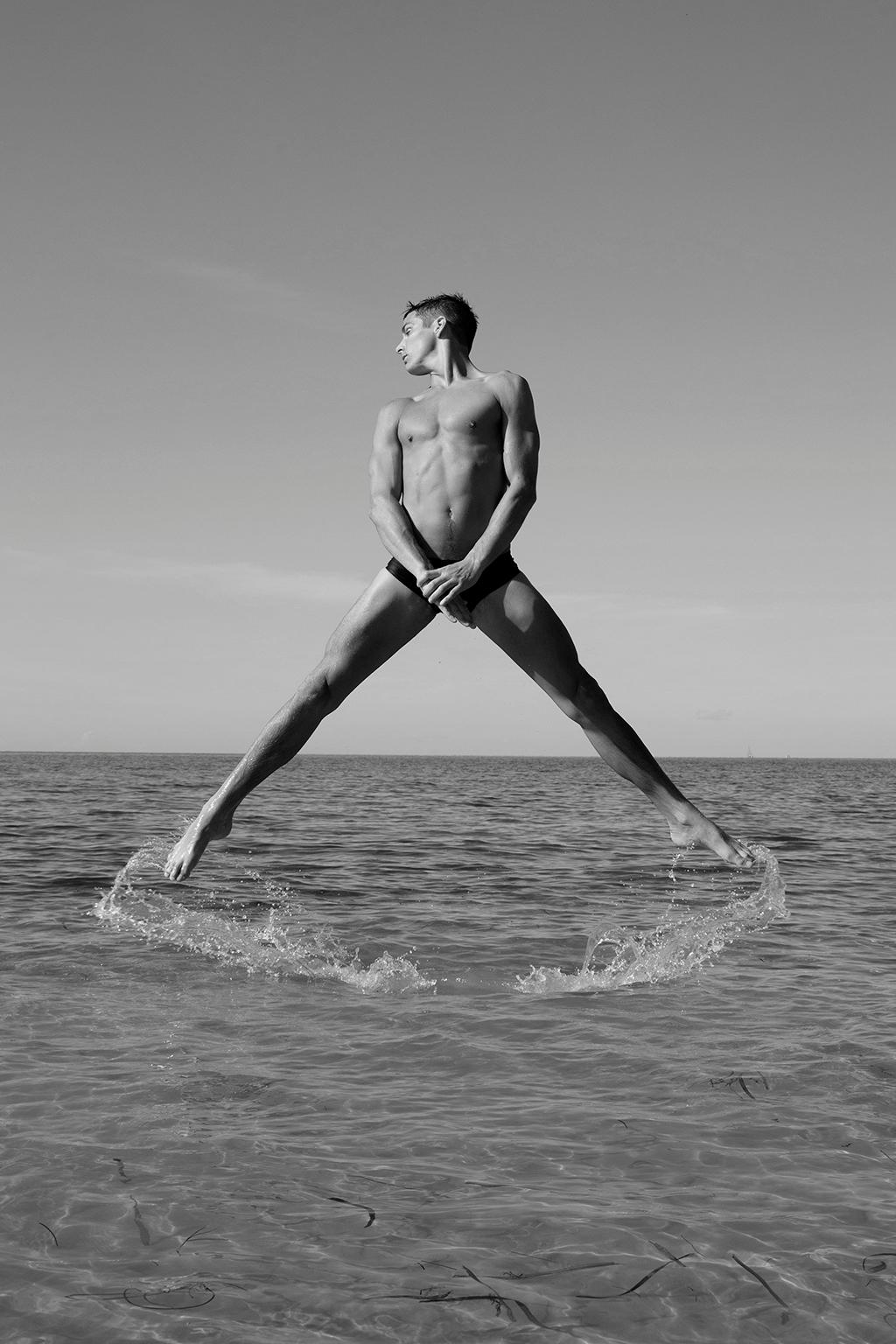 Ricky Cohete Nude Photograph – Mann springt aus dem Wasser, Zwei. Figurative Fotografie in limitierter Auflage von B & W