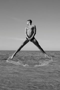 Mann springt aus dem Wasser, Zwei. Figurative Fotografie in limitierter Auflage von B & W