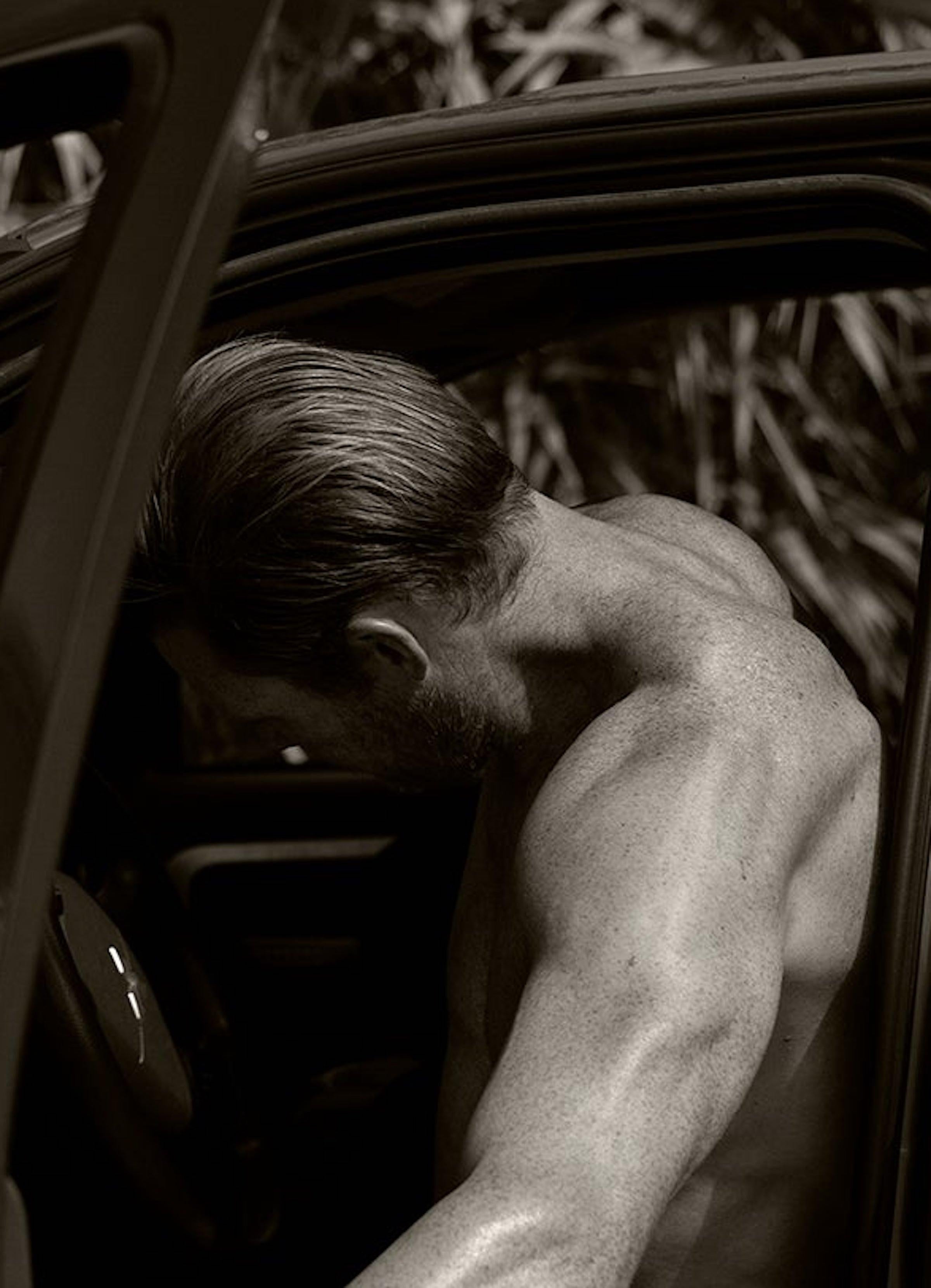 Mann, Sepia. Limitierte Auflage einer Photographie (Schwarz), Nude Photograph, von Ricky Cohete