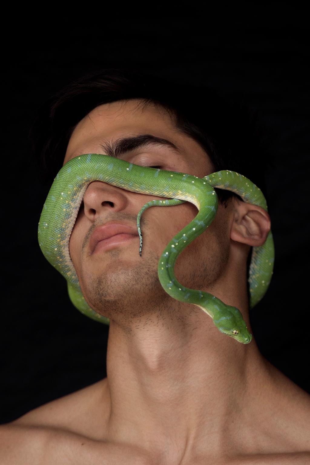 Ricky Cohete Portrait Photograph – Mann und Schlange, Eins. Farbfotografie in limitierter Auflage