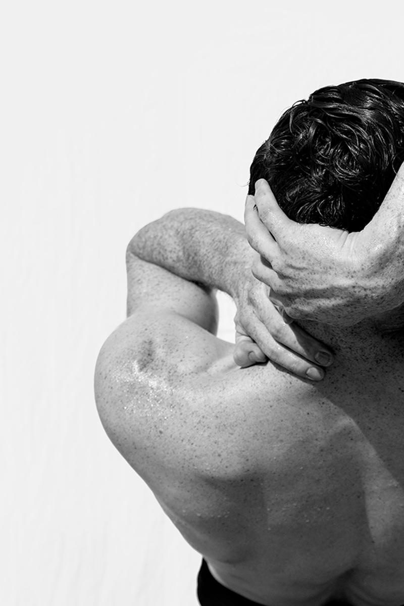 Taille de l'homme, deux. Série Motion.  Photographie de danseuse masculine en noir et blanc - Gris Black and White Photograph par Ricky Cohete