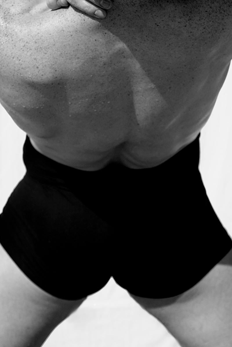 Taille de l'homme, deux. Série Motion.  Photographie de danseuse masculine en noir et blanc en vente 1