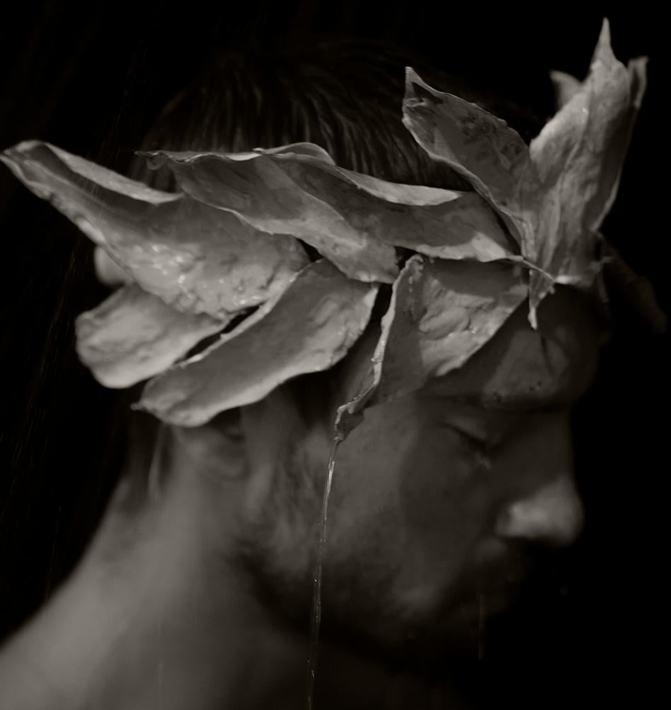 L'homme à la couronne, un. Portrait en noir et blanc. Photographie à tirage limité - Noir Black and White Photograph par Ricky Cohete