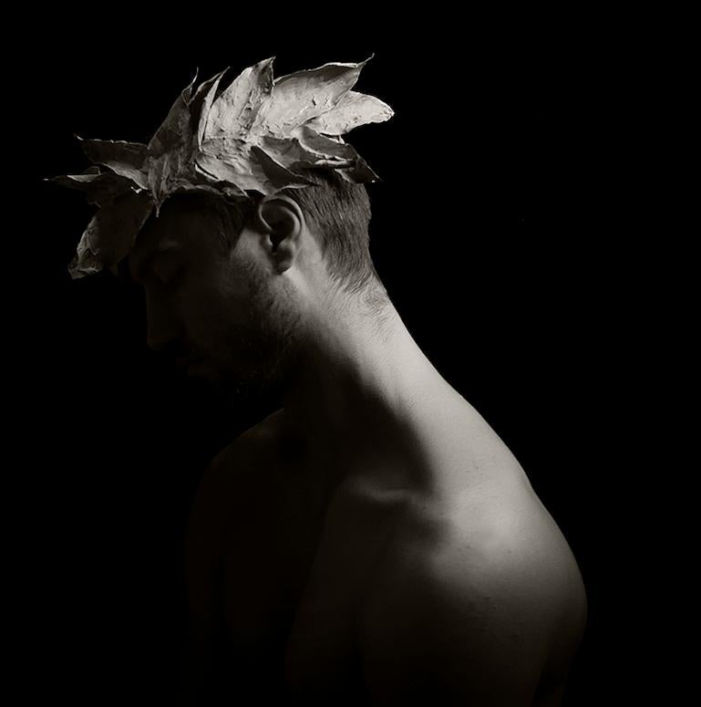 Mann mit Krone. Schwarz-Weiß-Porträtfotografie in limitierter Auflage – Photograph von Ricky Cohete