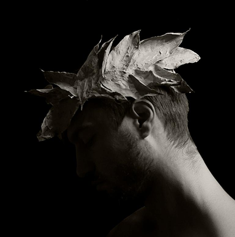 Mann mit Krone. Schwarz-Weiß-Porträtfotografie in limitierter Auflage (Zeitgenössisch), Photograph, von Ricky Cohete