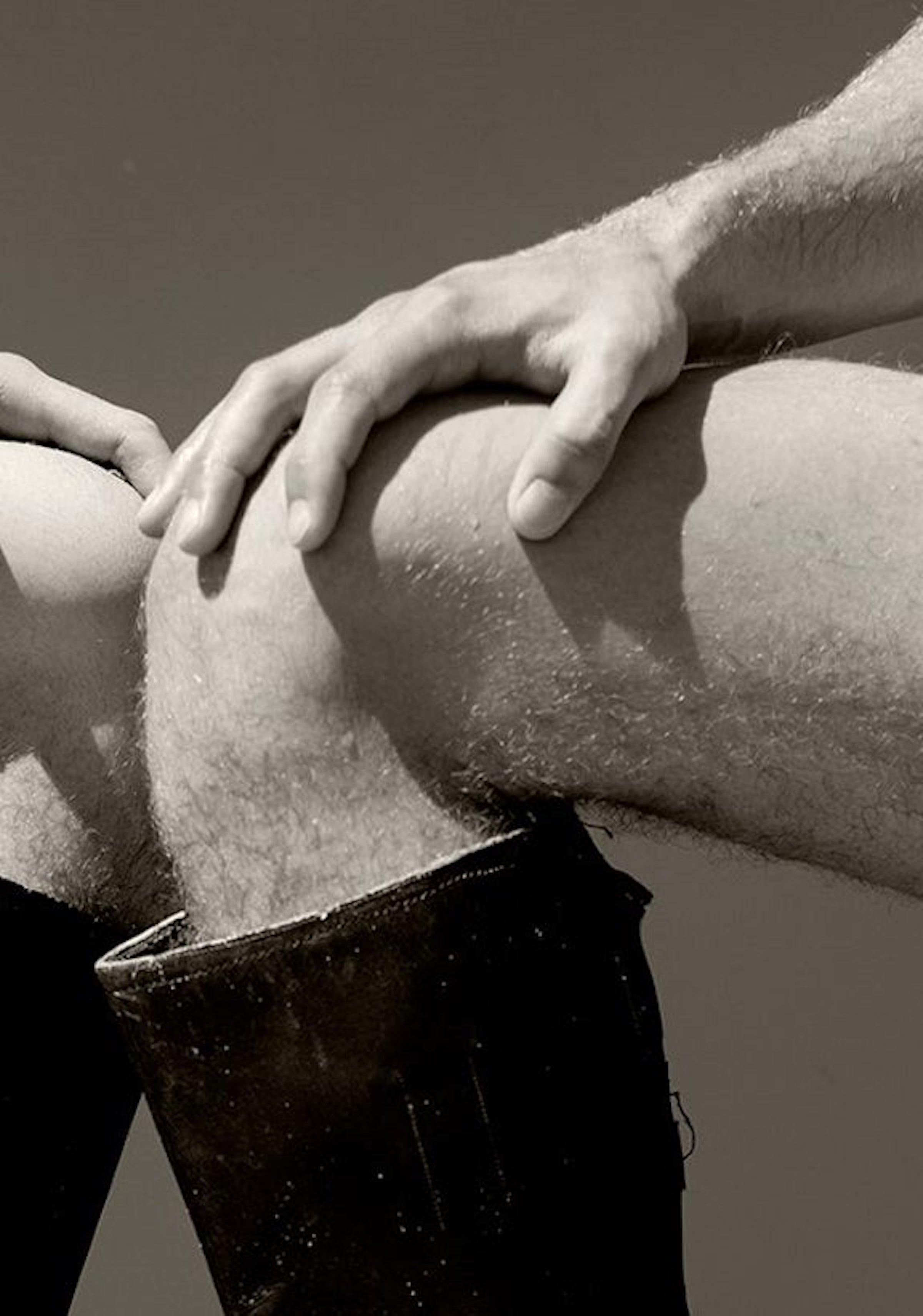 Hombres y Botas.  Fotografía sepia de edición limitada - Photograph Contemporáneo de Ricky Cohete