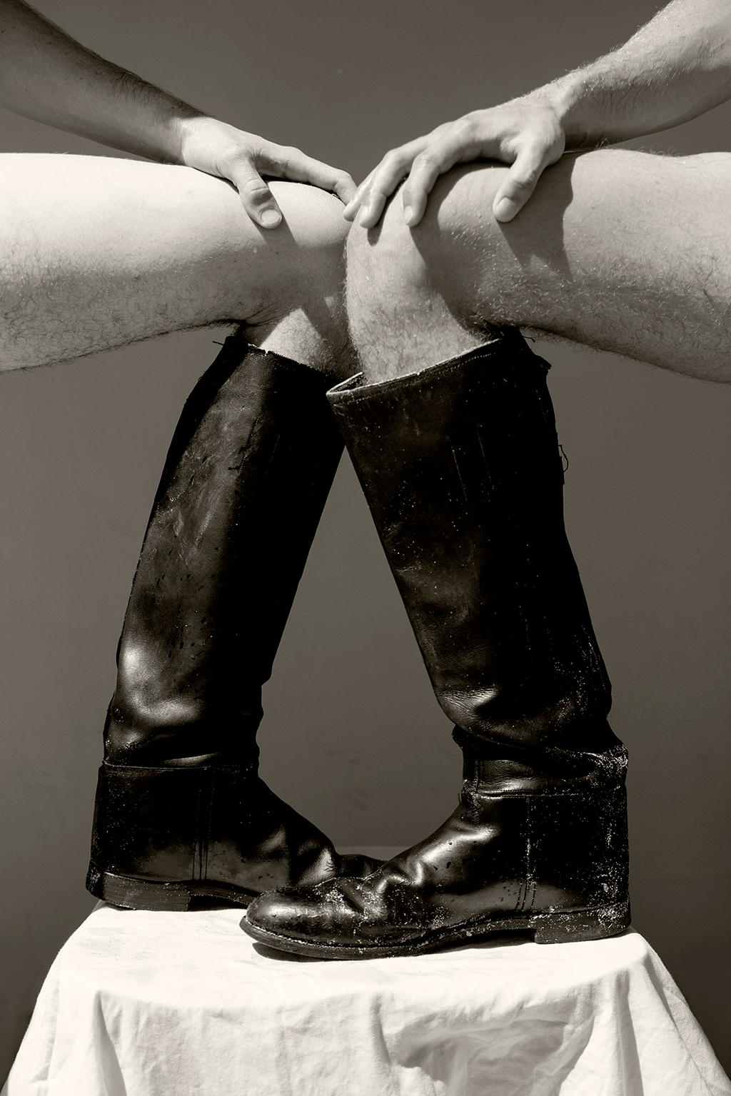Nude Photograph de Ricky Cohete - Hombres y Botas.  Fotografía sepia de edición limitada