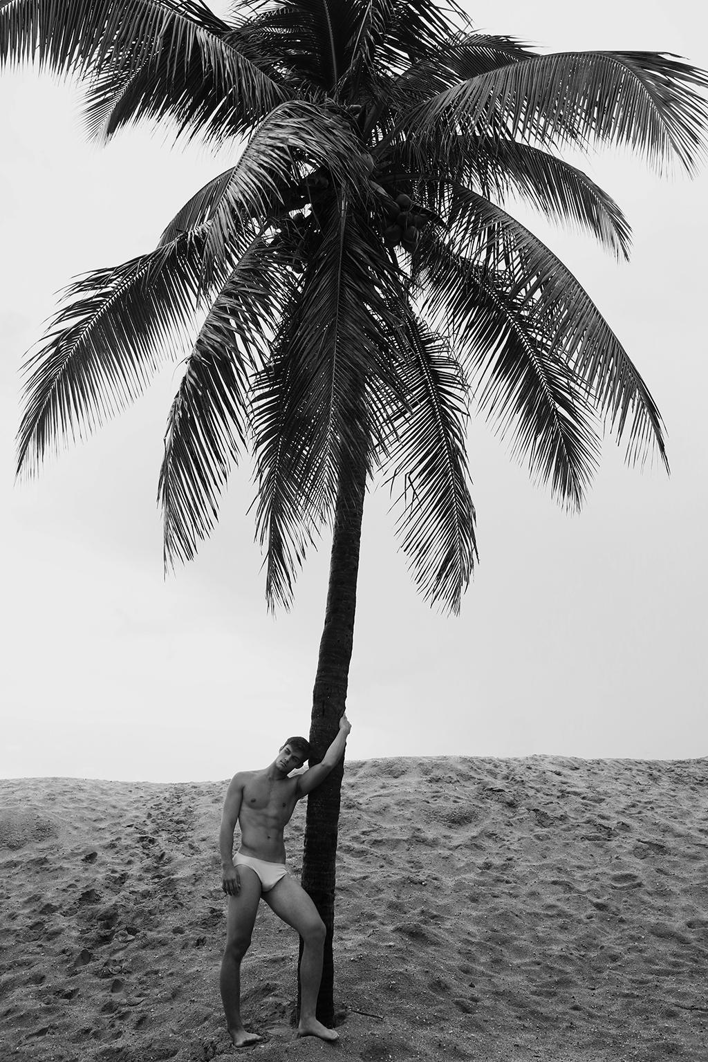 Ricky Cohete Black and White Photograph – Herren und Palme, Baum. Limitierte Auflage einer Schwarz-Weiß-Fotografie