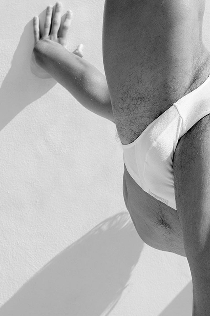 Männer Beine, 1. Motion Series. Männlicher Akt Schwarz-Weiß-Fotografie – Photograph von Ricky Cohete