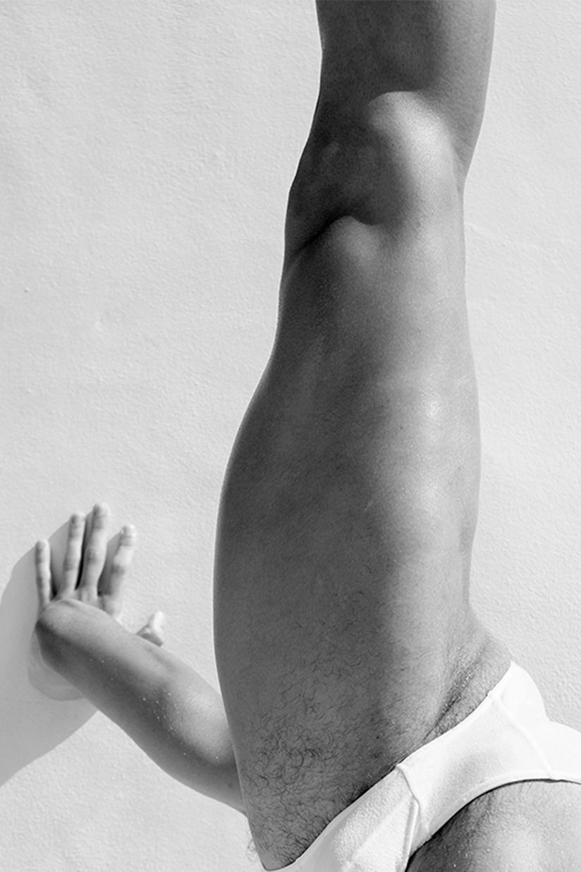 Männer Beine, 1. Motion Series. Männlicher Akt Schwarz-Weiß-Fotografie (Zeitgenössisch), Photograph, von Ricky Cohete