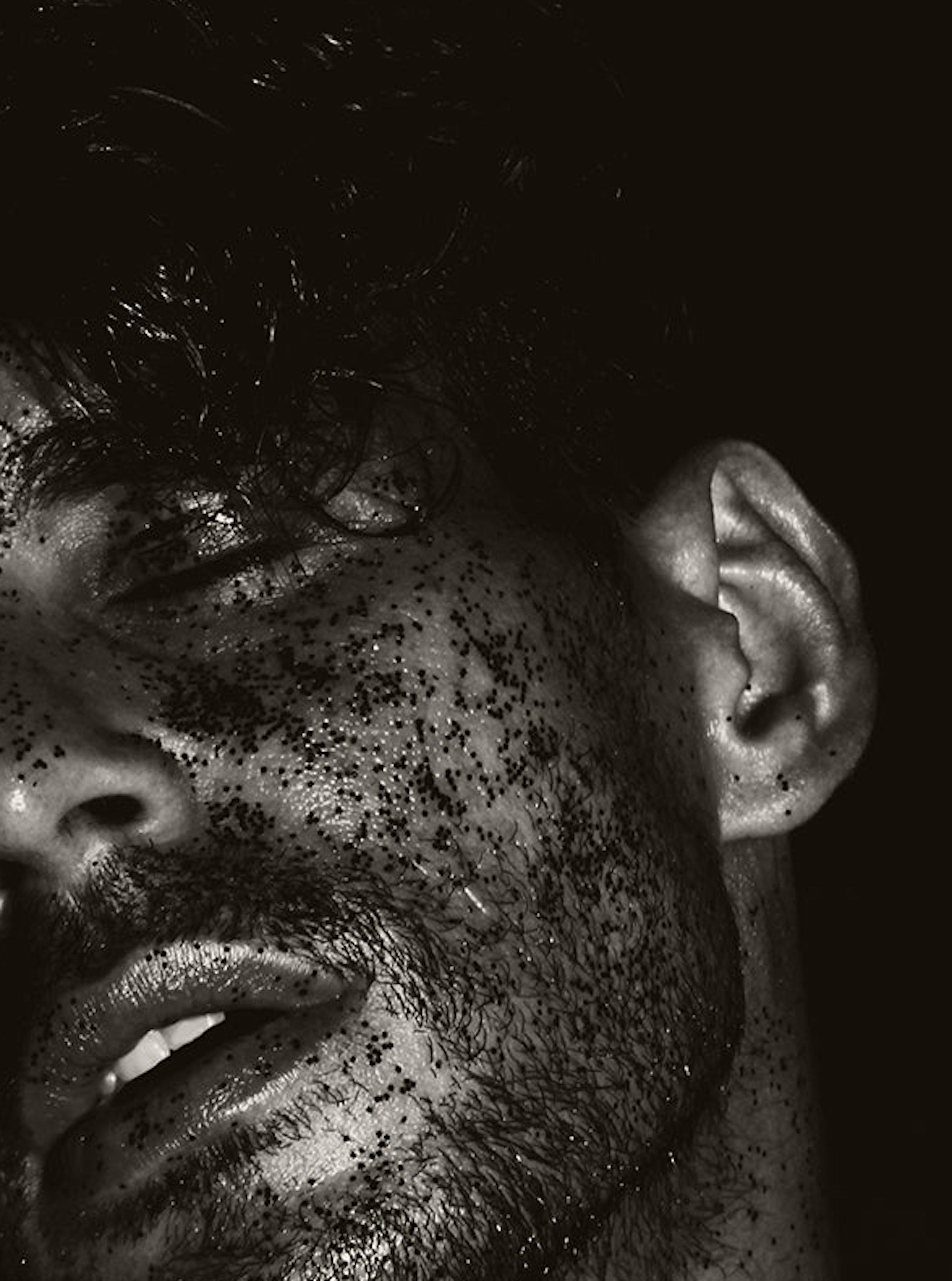 Herren mit schwarzem Sand. Sepia Fotografie in limitierter Auflage – Photograph von Ricky Cohete