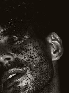 Hombres con arena negra. Fotografía sepia de edición limitada