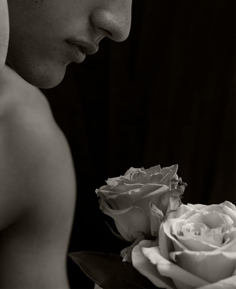 Miguel y la Rosa. Portrait. Edition limitée de la photographie B&W - Noir Black and White Photograph par Ricky Cohete