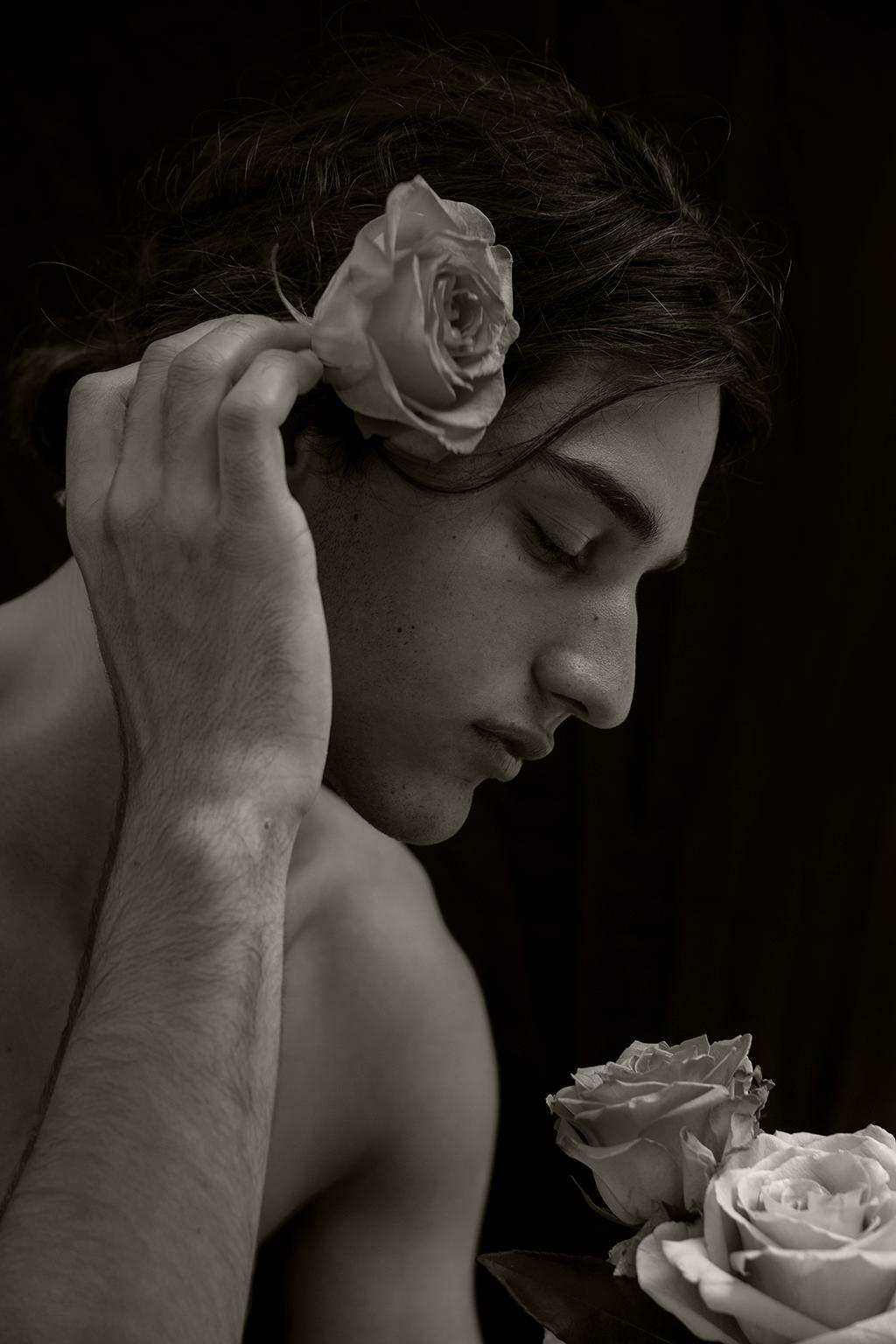 Black and White Photograph Ricky Cohete - Miguel y la Rosa. Portrait. Edition limitée de la photographie B&W