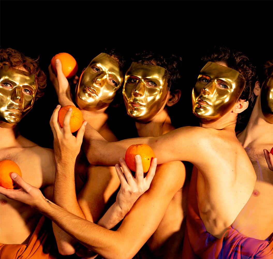 Ocho. De la série Danza de las Naranjas. Photographie de couleur figurative - Noir Color Photograph par Ricky Cohete