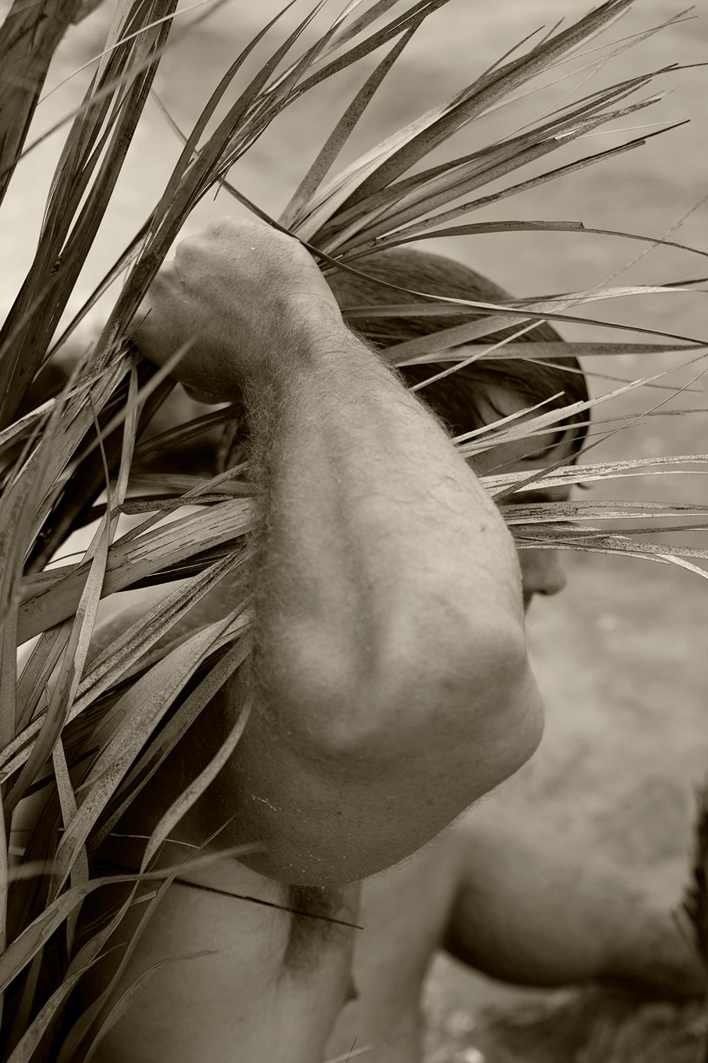 Ricky Cohete Nude Photograph – Handfläche, 3. Sepia. Limitierte Auflage einer Photographie