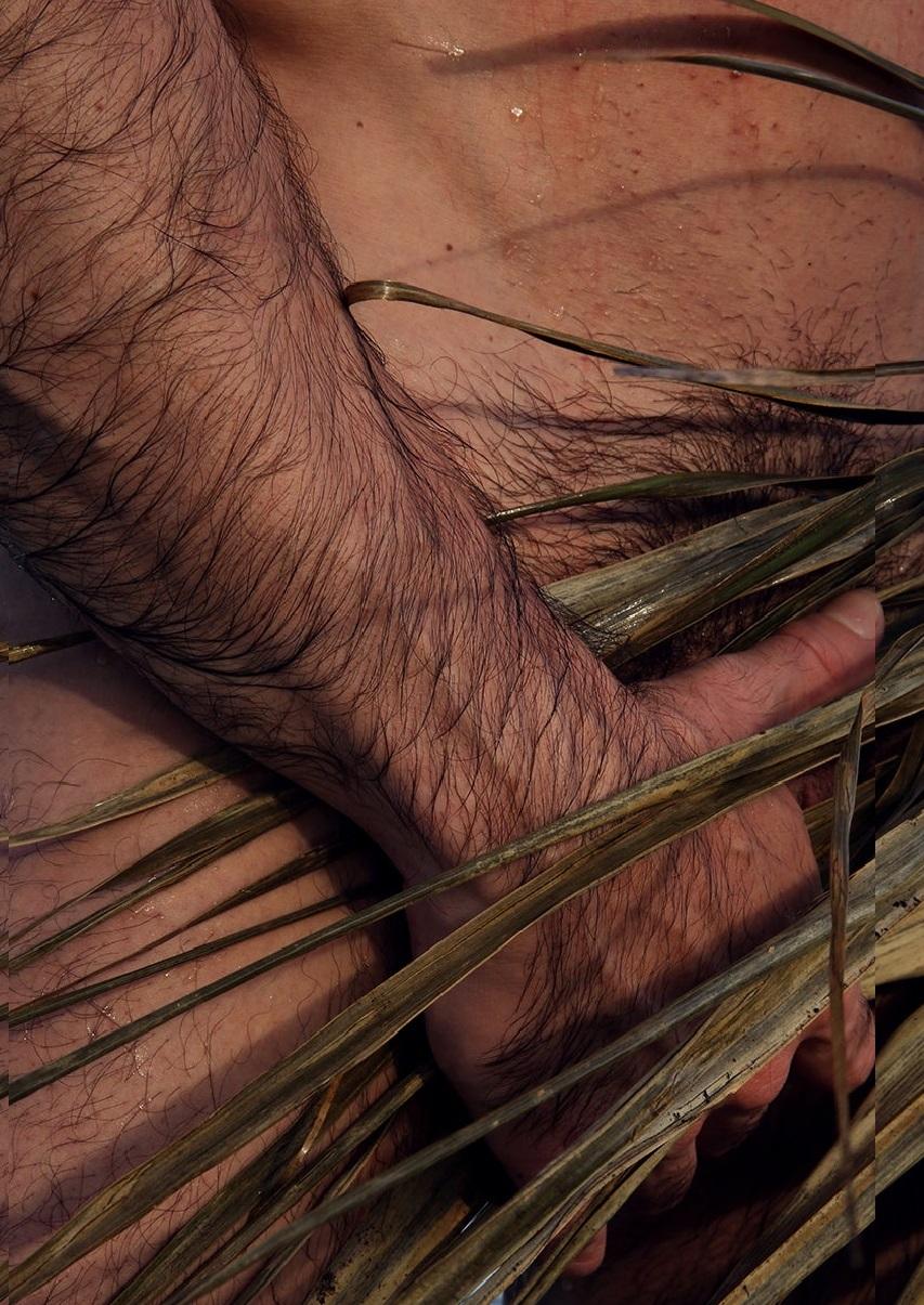 Handfläche, 2. Nackt. Farbfotografie in limitierter Auflage (Zeitgenössisch), Photograph, von Ricky Cohete