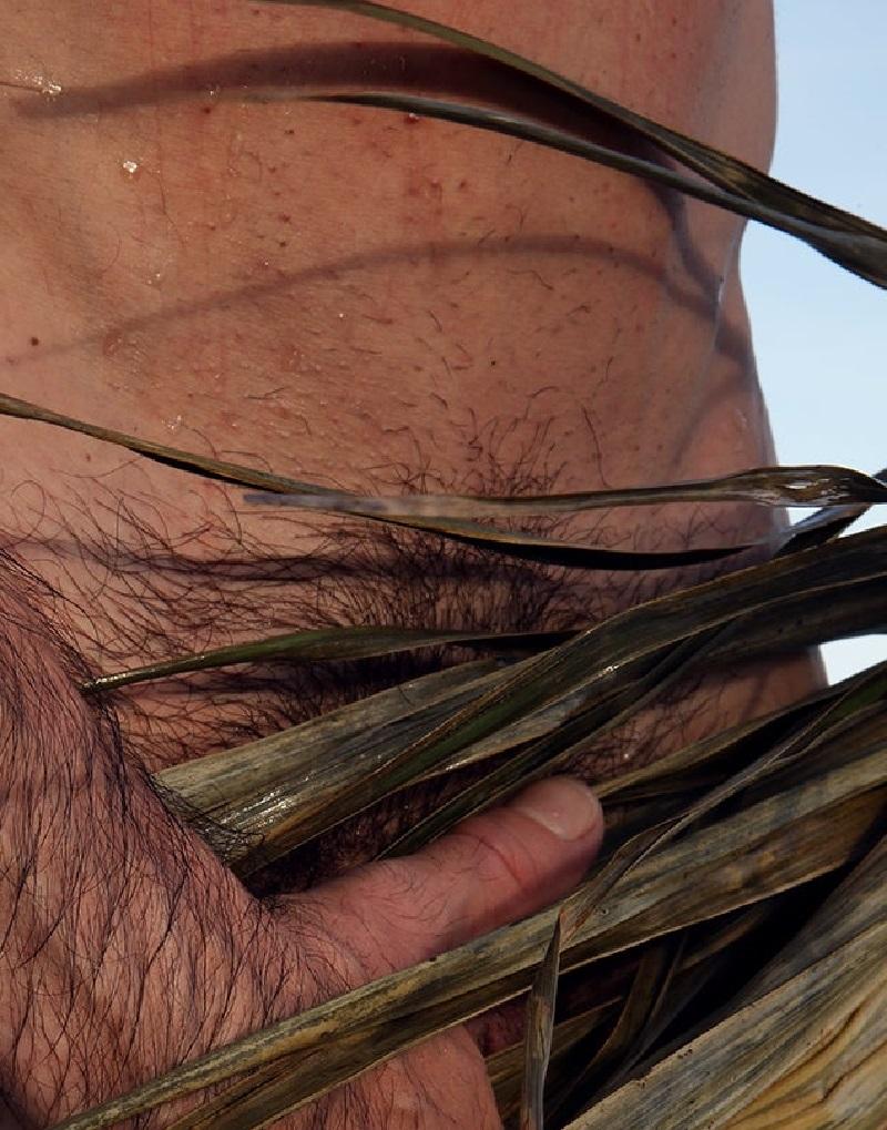 Handfläche, 2. Nackt. Farbfotografie in limitierter Auflage (Schwarz), Nude Photograph, von Ricky Cohete