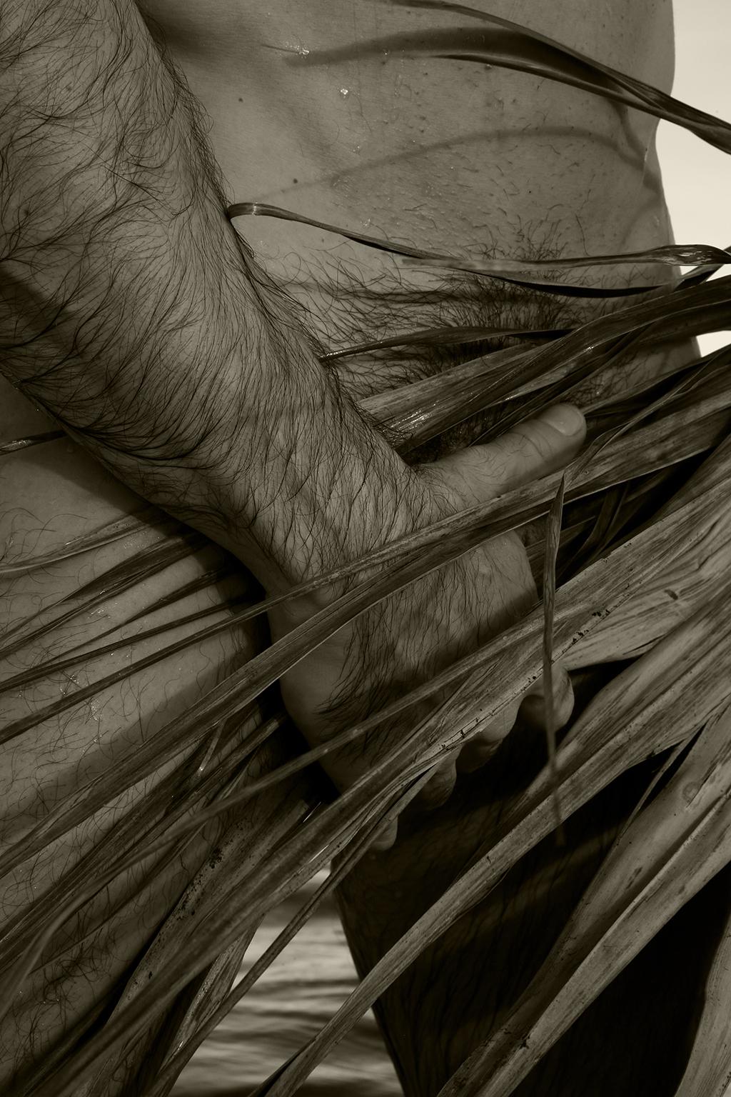 Ricky Cohete Black and White Photograph – Handfläche, 2. Sepia. Nackt. Limitierte Auflage einer Photographie