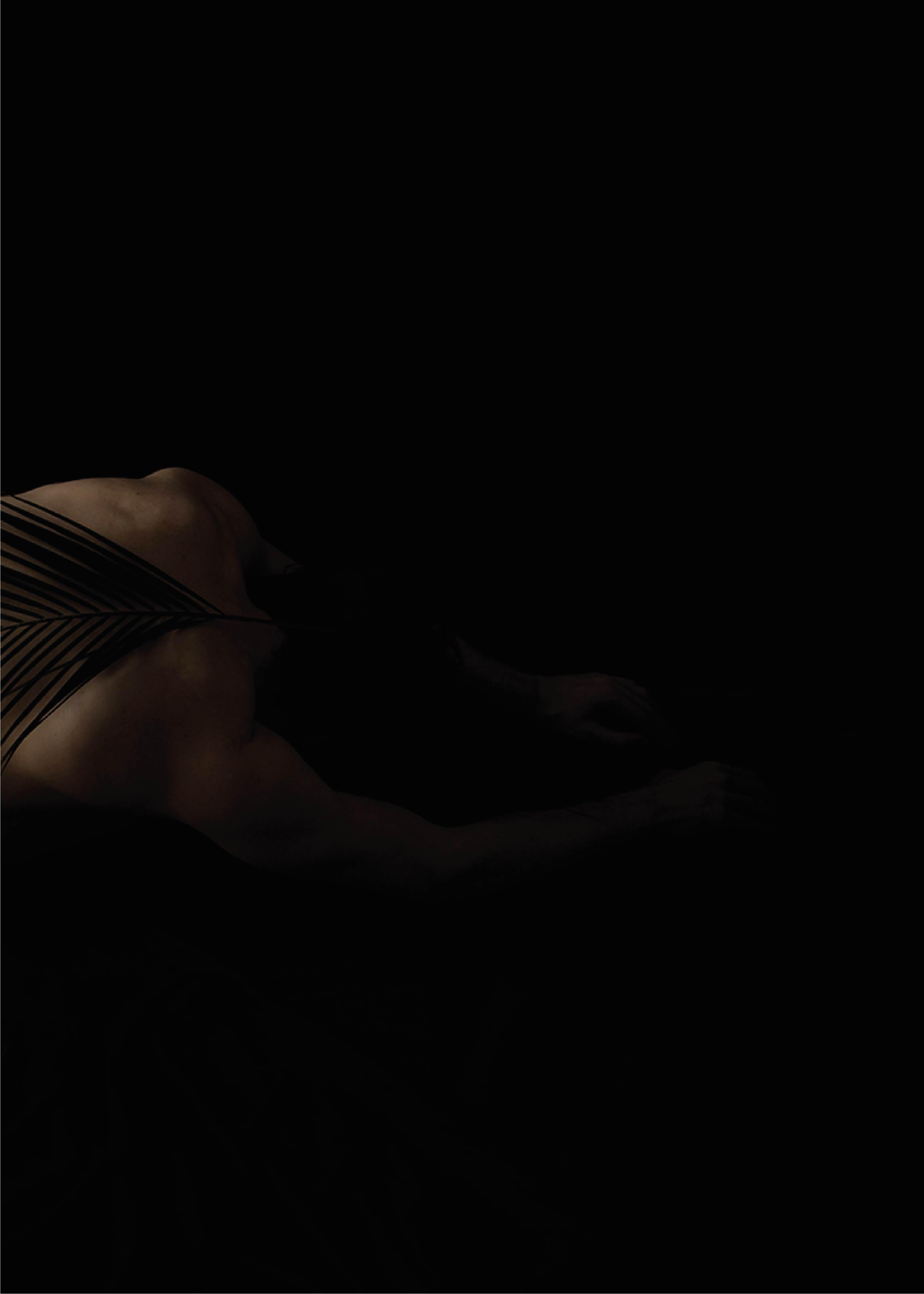 Palma en la noche. Provenant de la série Viva. Photographie de nu masculin en couleur - Noir Color Photograph par Ricky Cohete