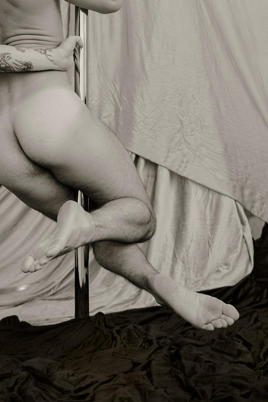 Phillip, Zwei. Nackt. Limitierte Auflage der Sepia-Fotografie (Grau), Black and White Photograph, von Ricky Cohete