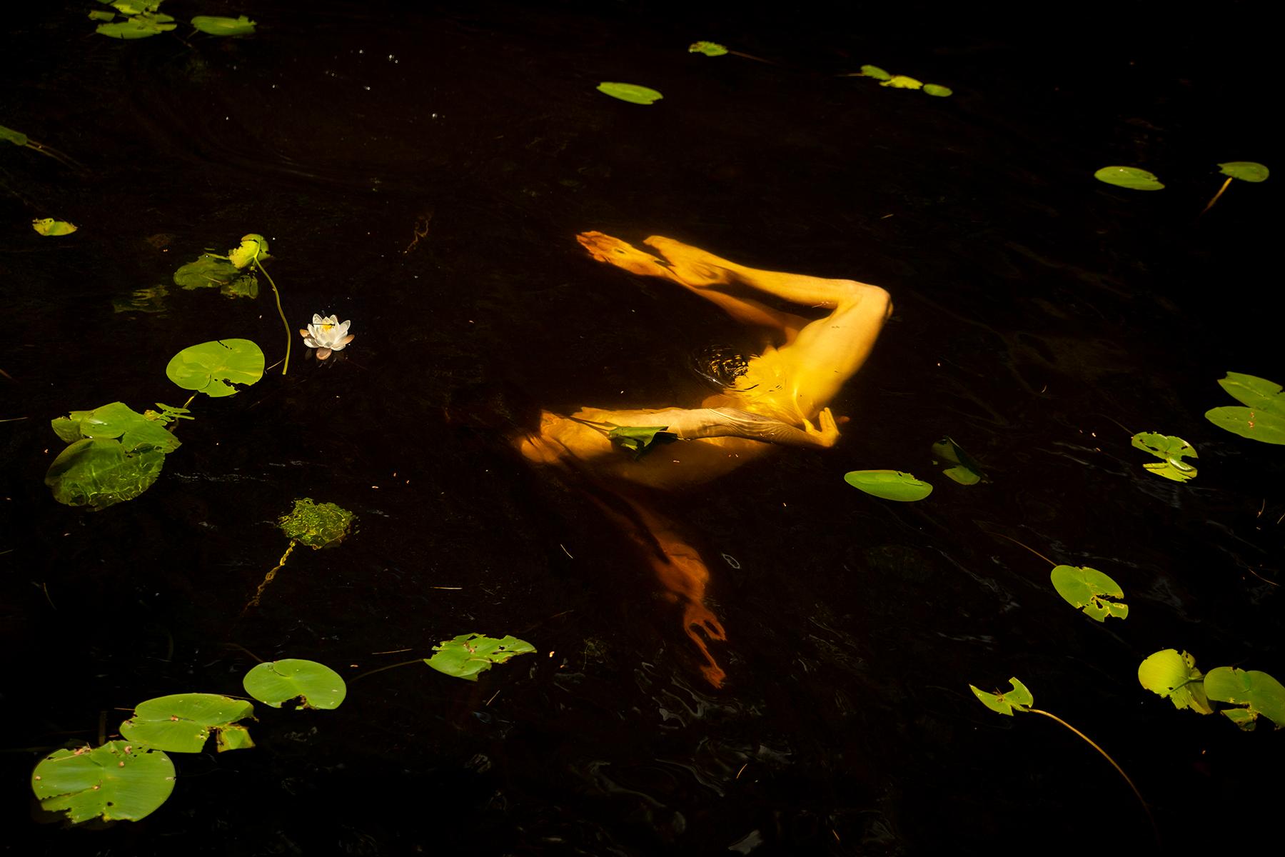 Teich. Aus der Serie Wasserlilien. Männlicher Nackttänzer Farbfotografie