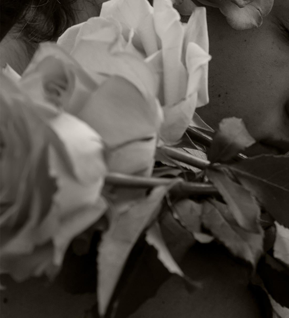 Rosas. Porträt. Limitierte Auflage S & W Fotografie (Schwarz), Black and White Photograph, von Ricky Cohete