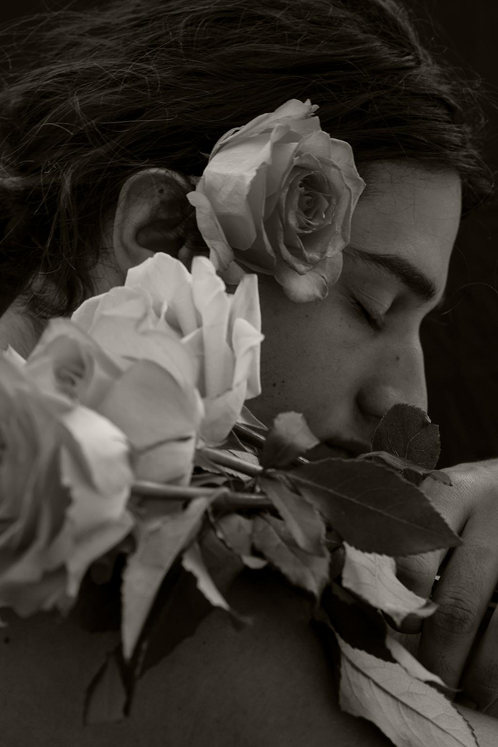 Ricky Cohete Black and White Photograph – Rosas. Porträt. Limitierte Auflage S & W Fotografie