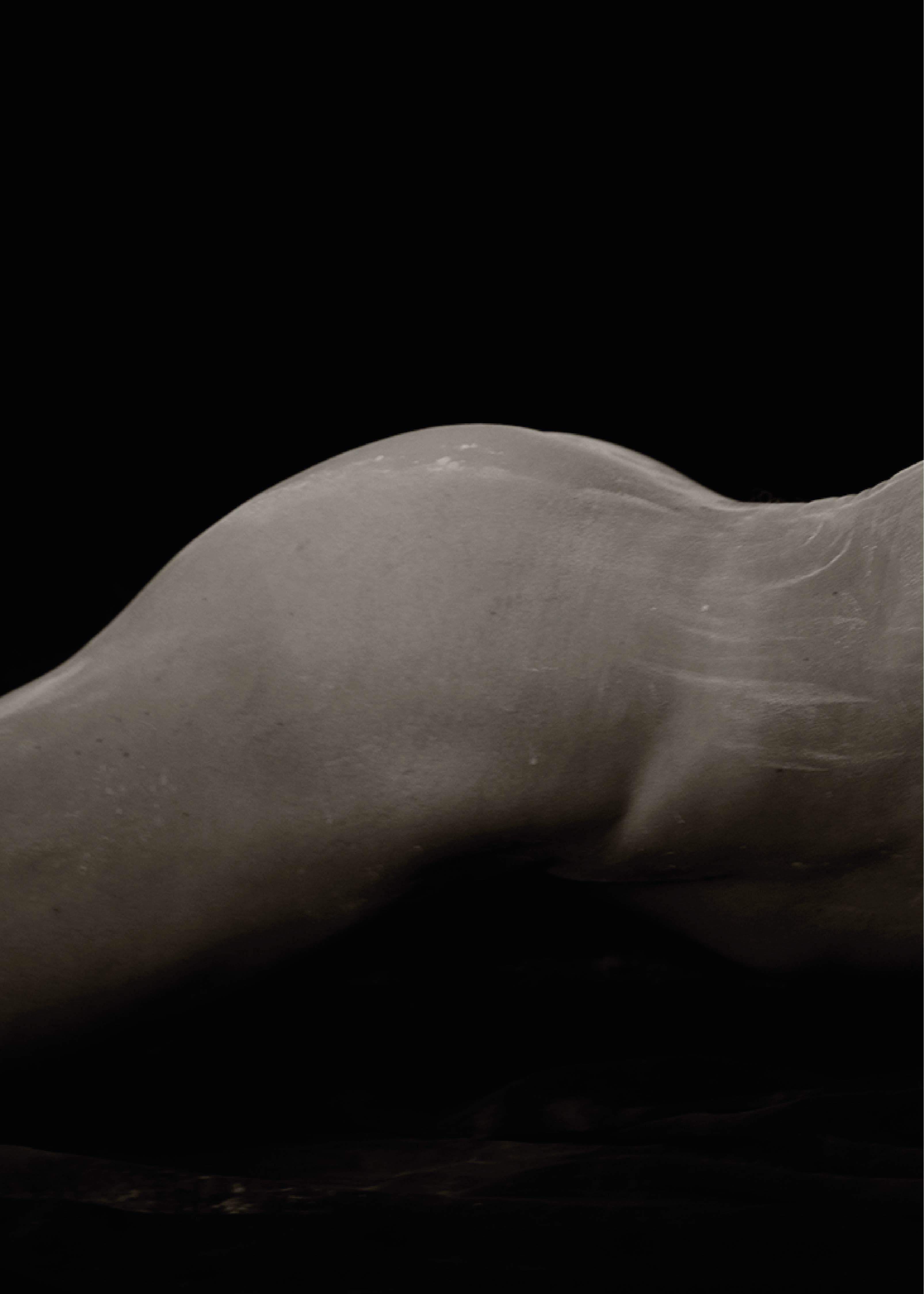 Sculpture de Cornelio, 3. Nu masculin. Photographie en noir et blanc en édition limitée - Noir Black and White Photograph par Ricky Cohete