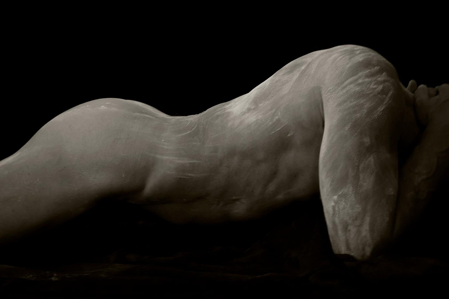 Black and White Photograph Ricky Cohete - Sculpture de Cornelio, 3. Nu masculin. Photographie en noir et blanc en édition limitée