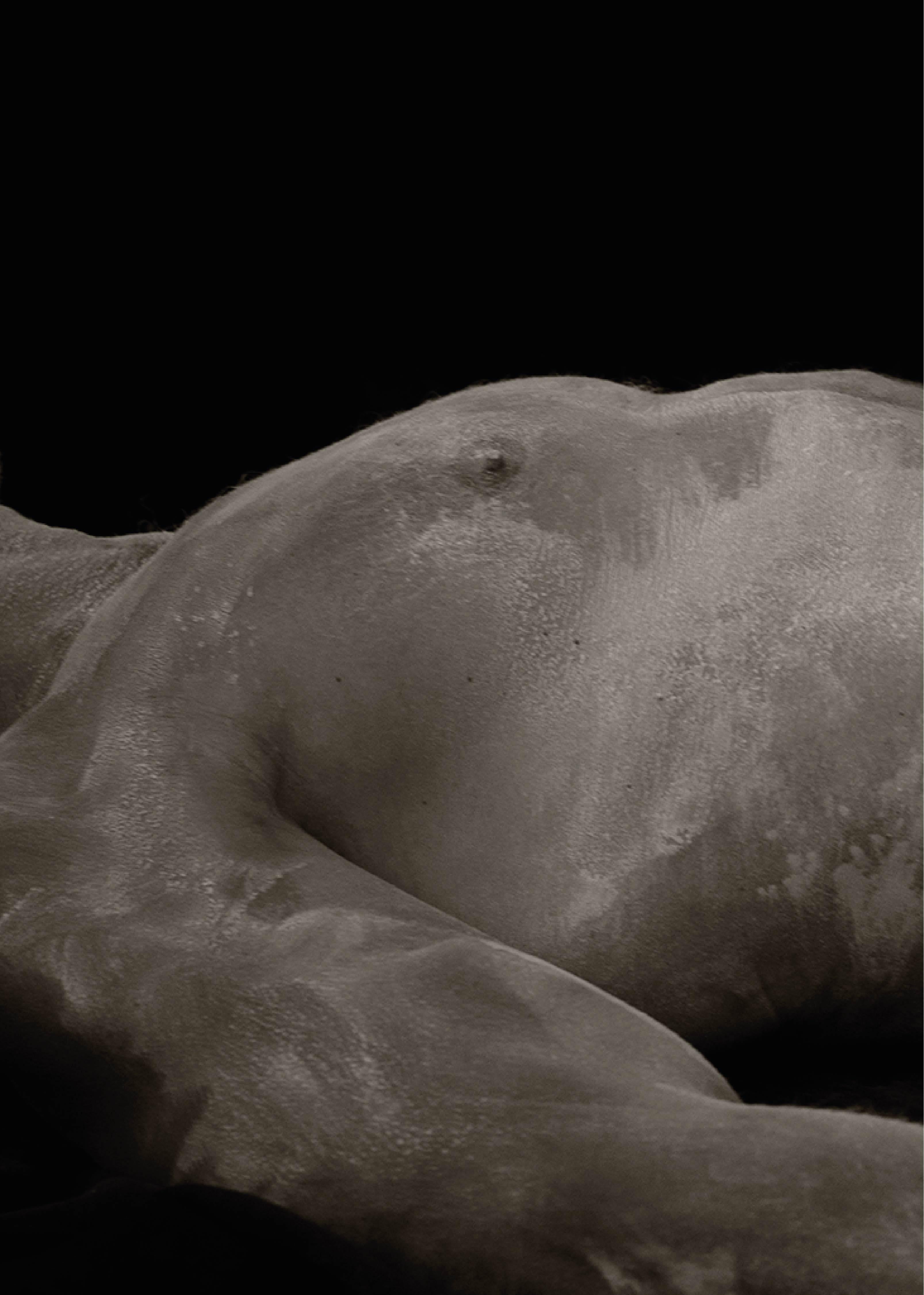 Sculpture de Cornelio, 4. Nu masculin. Photographie en noir et blanc en édition limitée - Noir Nude Photograph par Ricky Cohete