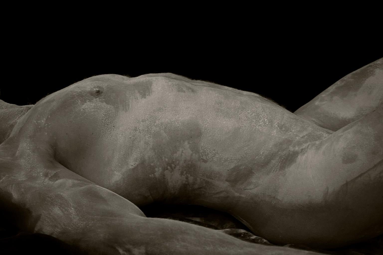Nude Photograph Ricky Cohete - Sculpture de Cornelio, 4. Nu masculin. Photographie en noir et blanc en édition limitée