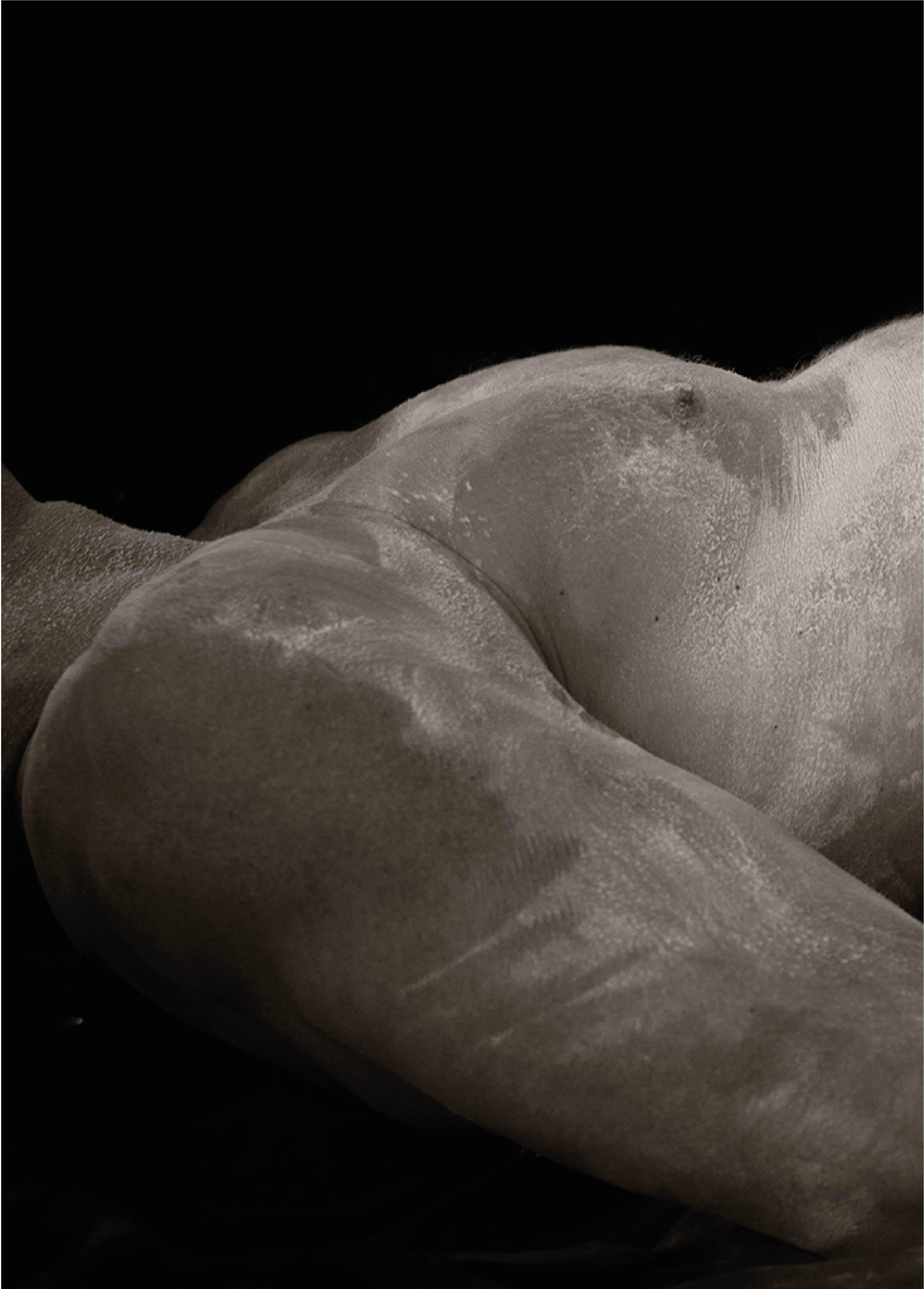 Skulptur von Cornelio. Männlicher Akt. Schwarz-Weiß-Fotografie in limitierter Auflage – Photograph von Ricky Cohete
