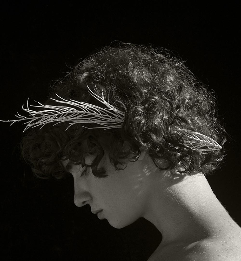 Meereskrone. Porträt. Limitierte Auflage einer Photographie (Schwarz), Figurative Photograph, von Ricky Cohete