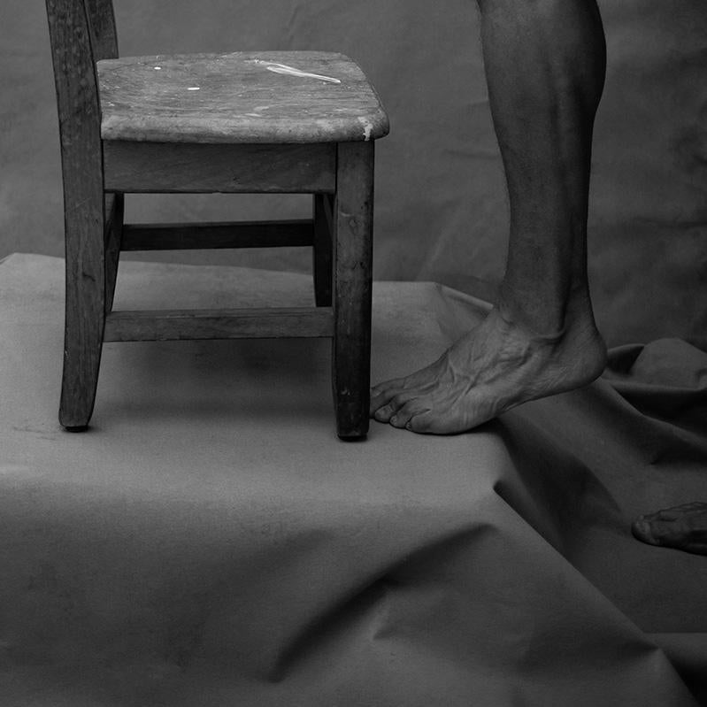 Silla Clemente. De la Serie Nostálgica - Figurative Photograph Negro de Ricky Cohete