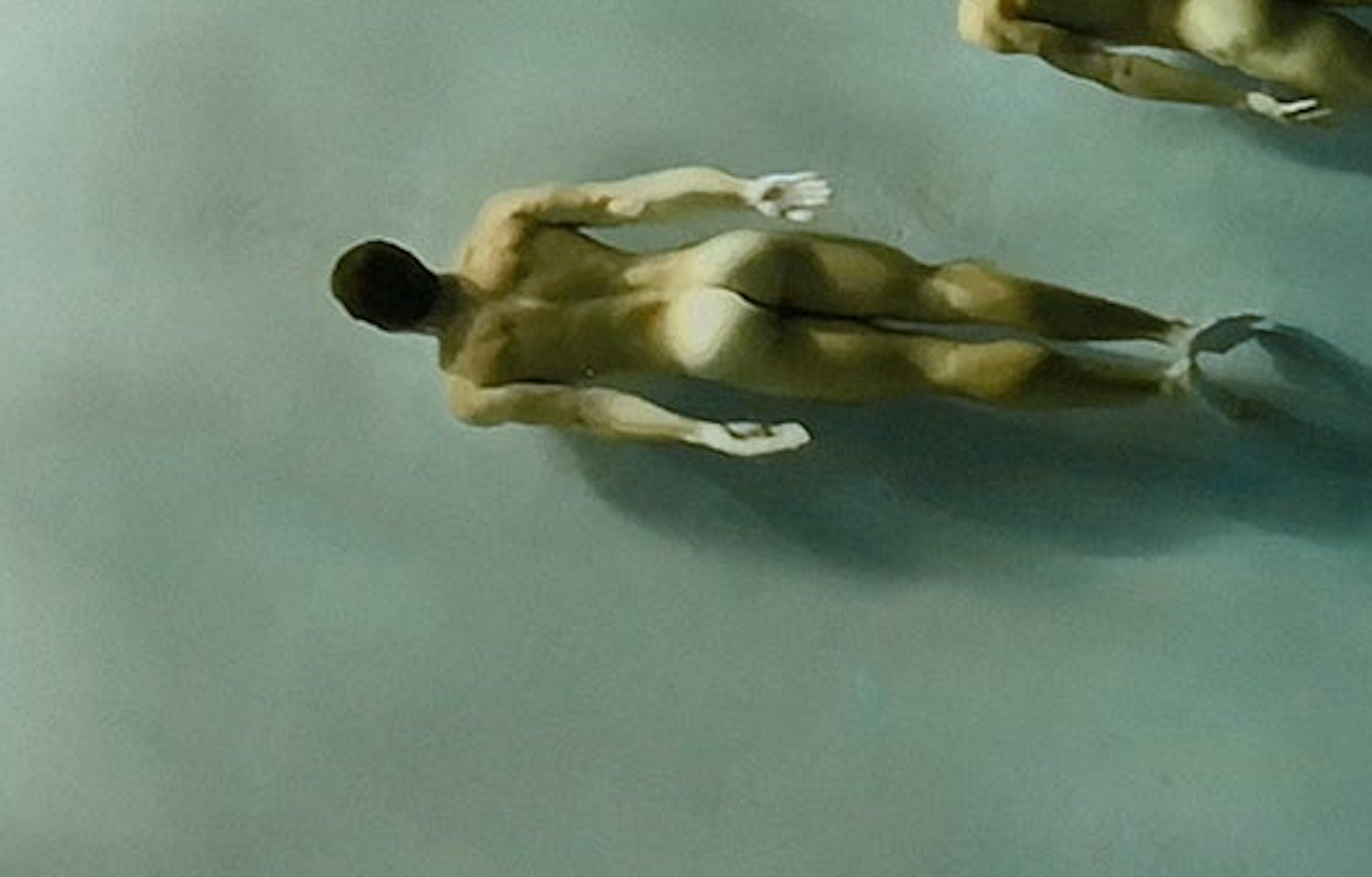 Strom von Männern. Die Serie „Alignment“. Nacktheit. Farbfotografie in limitierter Auflage – Photograph von Ricky Cohete