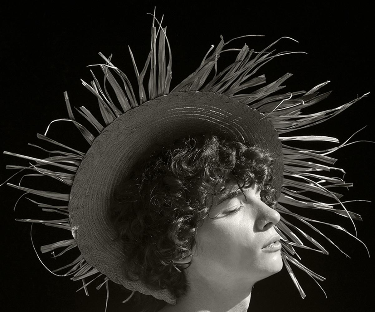 Sonnenkrone, Porträt. S/W-Fotografie in limitierter Auflage – Photograph von Ricky Cohete
