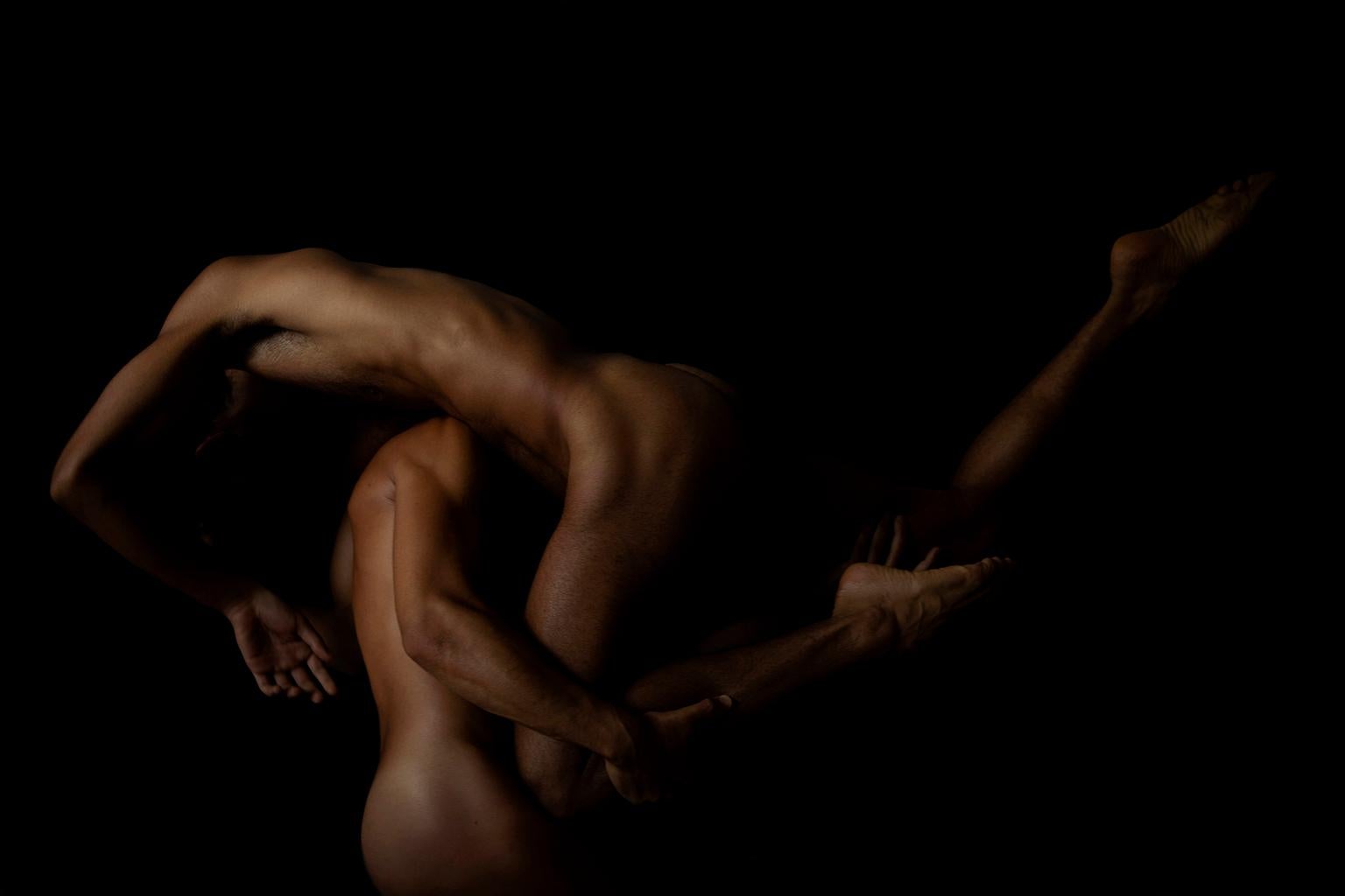 Nude Photograph Ricky Cohete - La reddition. Nus. Photographie en couleur à tirage limité
