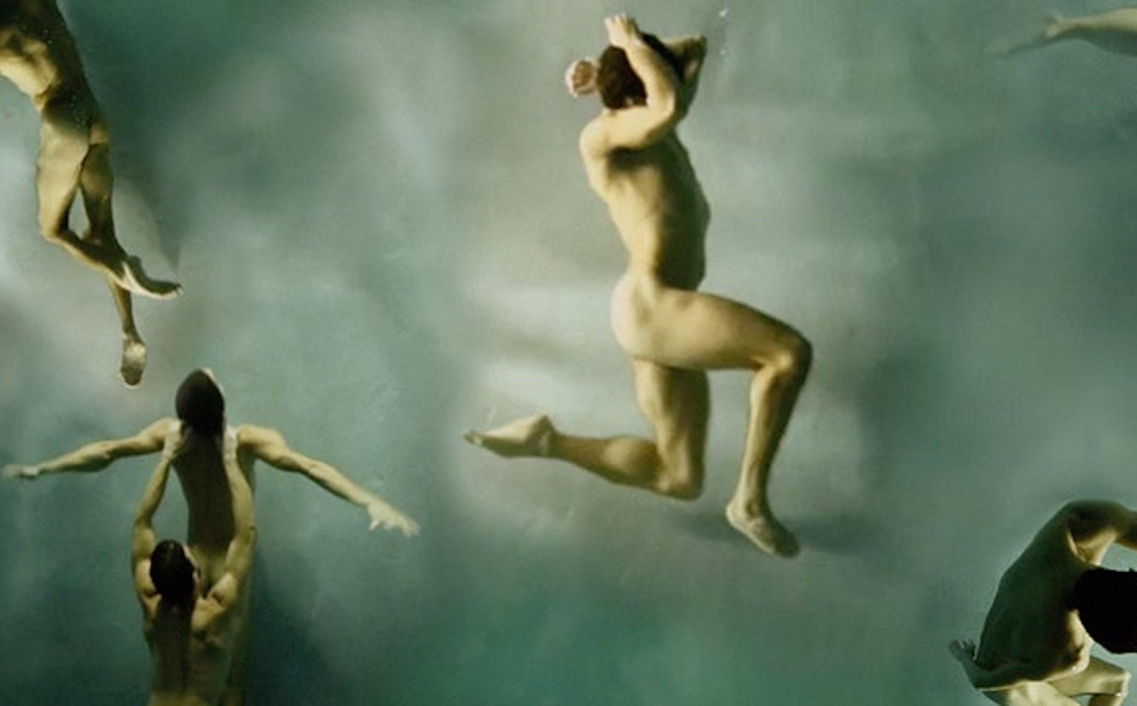 Die Ausrichtung. Nacktschwimmer. Farbfotografie in limitierter Auflage – Photograph von Ricky Cohete