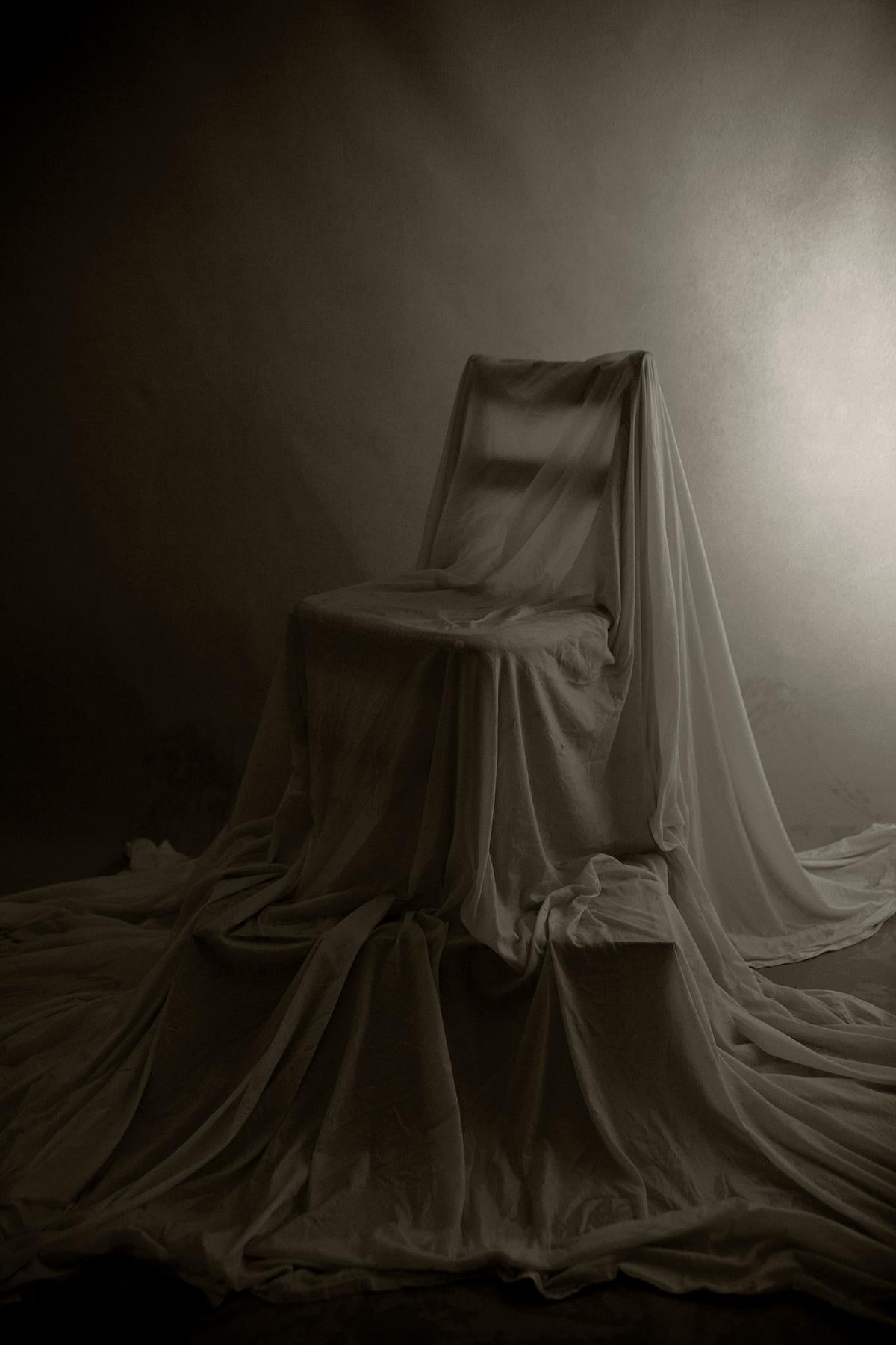 Ricky Cohete Black and White Photograph – Trono. Limitierte Auflage einer Schwarz-Weiß-Fotografie