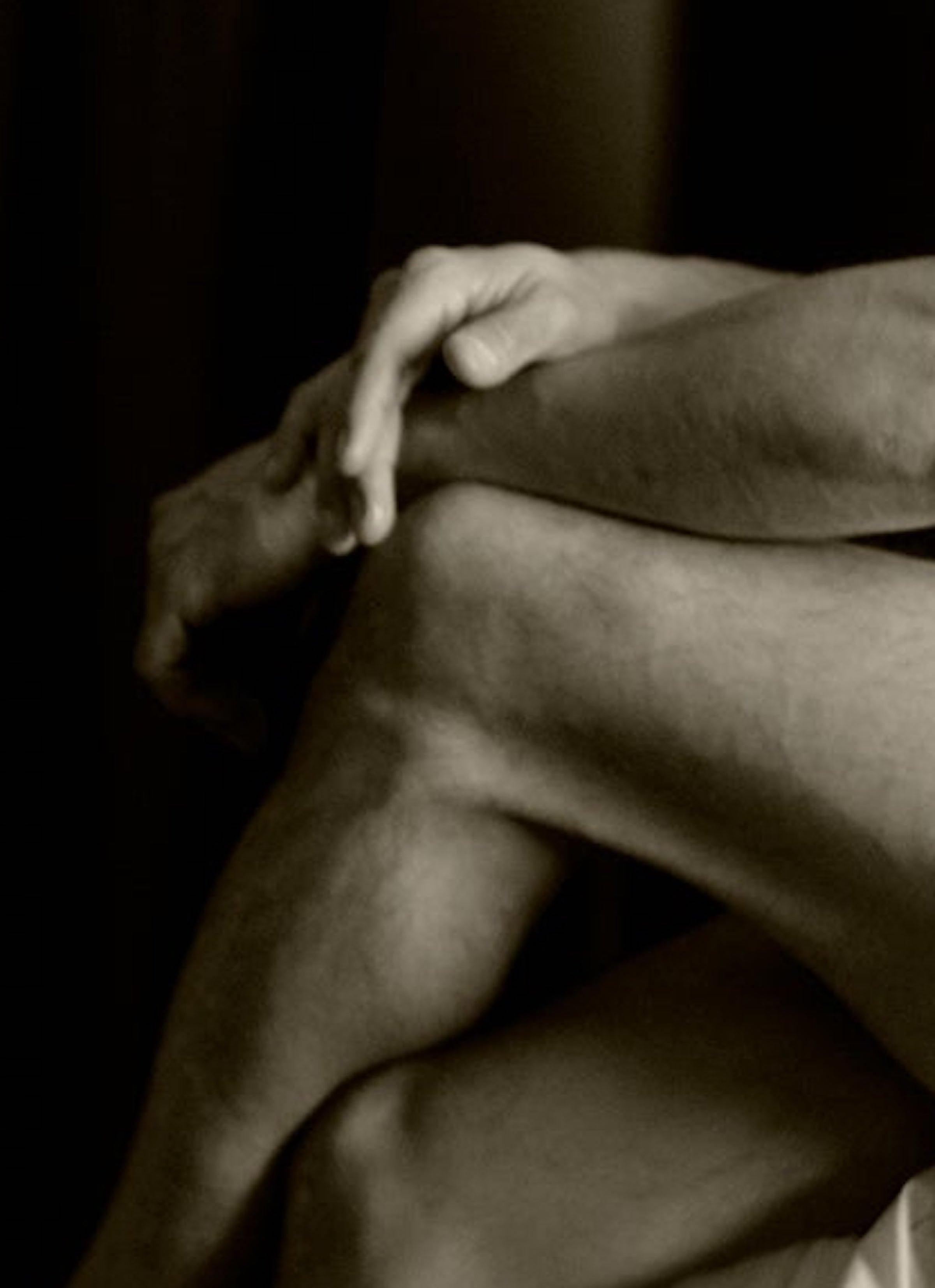 Sin título 1. Fotografía figurativa en sepia de edición limitada - Figurative Photograph Negro de Ricky Cohete