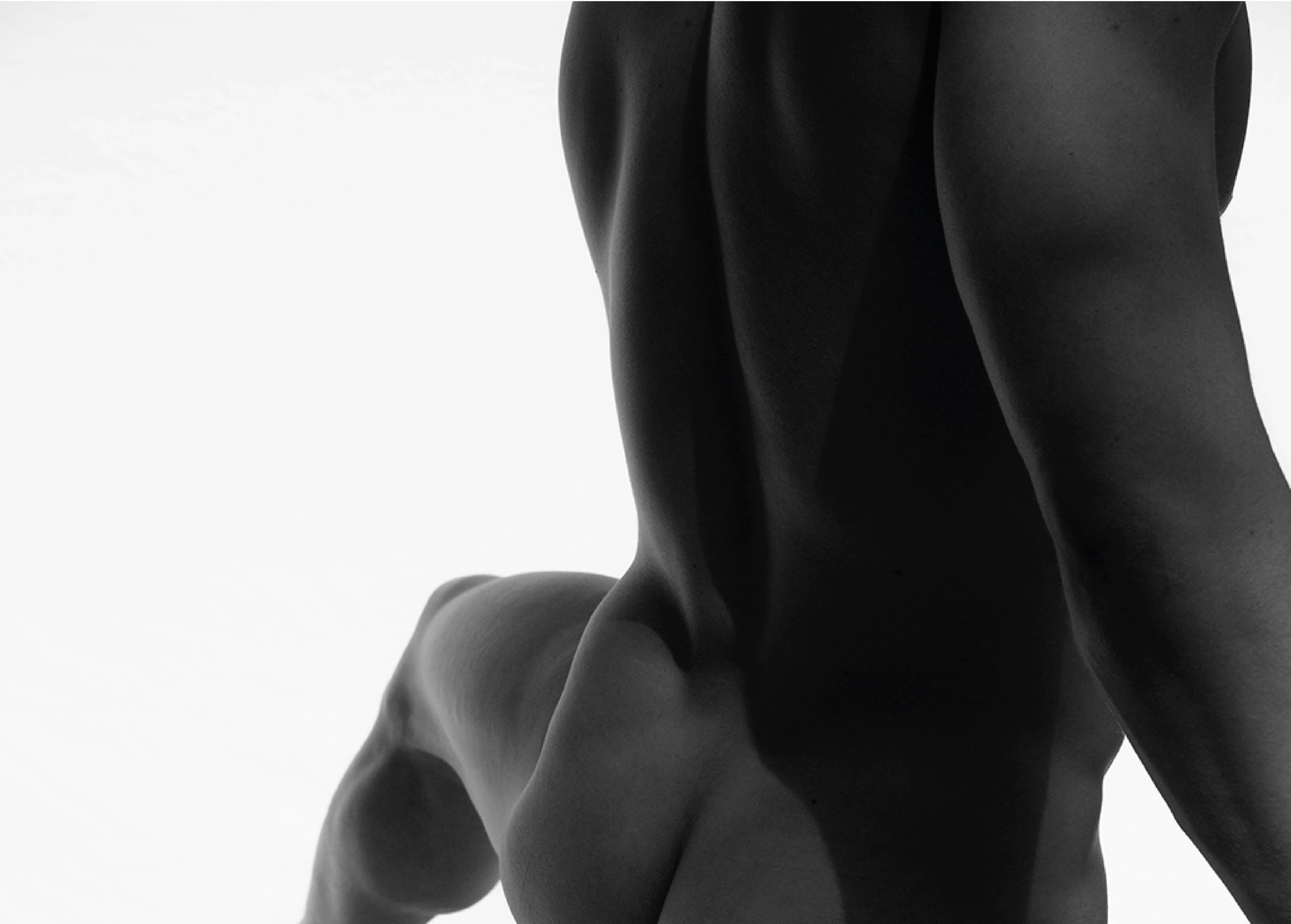 Sans titre. Espiral, série. Nu masculin. Photographie en noir et blanc en édition limitée - Noir Nude Photograph par Ricky Cohete